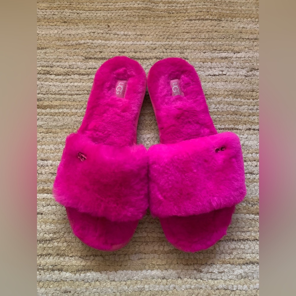 UGG slippers size 7 pink like new